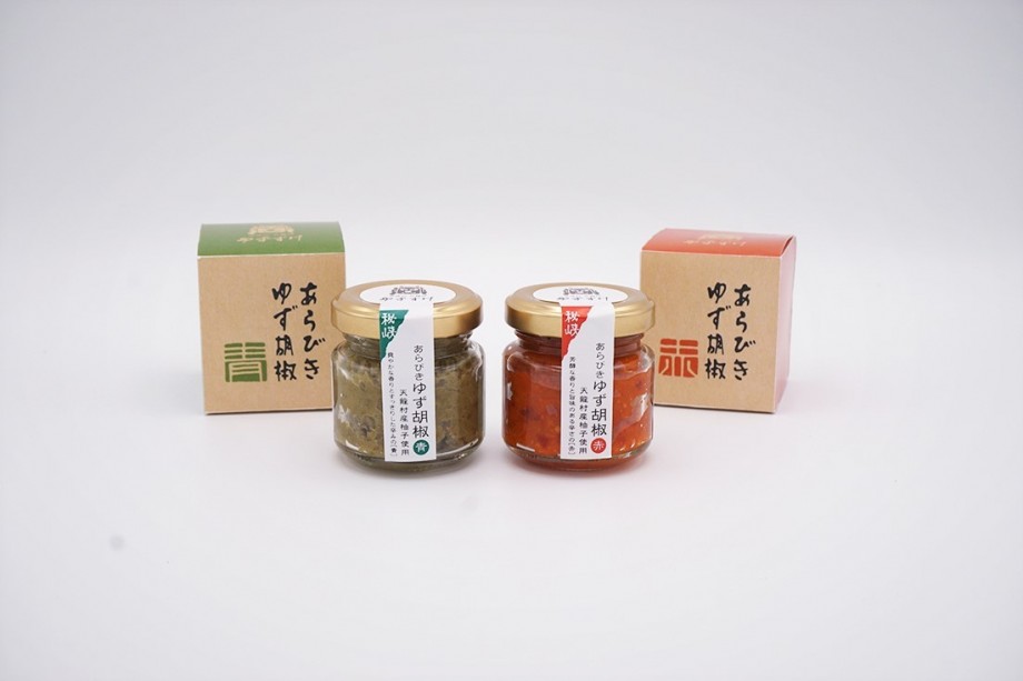 あらびき ゆず胡椒 赤 ゆず 柚子 唐辛子 こだわりの あらびきゆず胡椒 赤 こだわりの味を守るため 天龍村産の黄柚子と赤唐辛子 それに国産海水塩を原料とし すべて手仕事で仕込んでいます 丁寧に丁寧に作られたゆず胡椒は 半年以上じっくり熟成させてから あらびき ゆず胡椒 赤 ゆず 柚子 唐辛子 こだわりの あらびきゆず胡椒 赤 こだわりの味を守るため 天龍村産の黄柚子と赤唐辛子 それに国産海水塩を原料とし すべて手仕事で仕込んでいます 丁寧に丁寧に作られたゆず胡椒は 半年以上じっくり熟成させてから