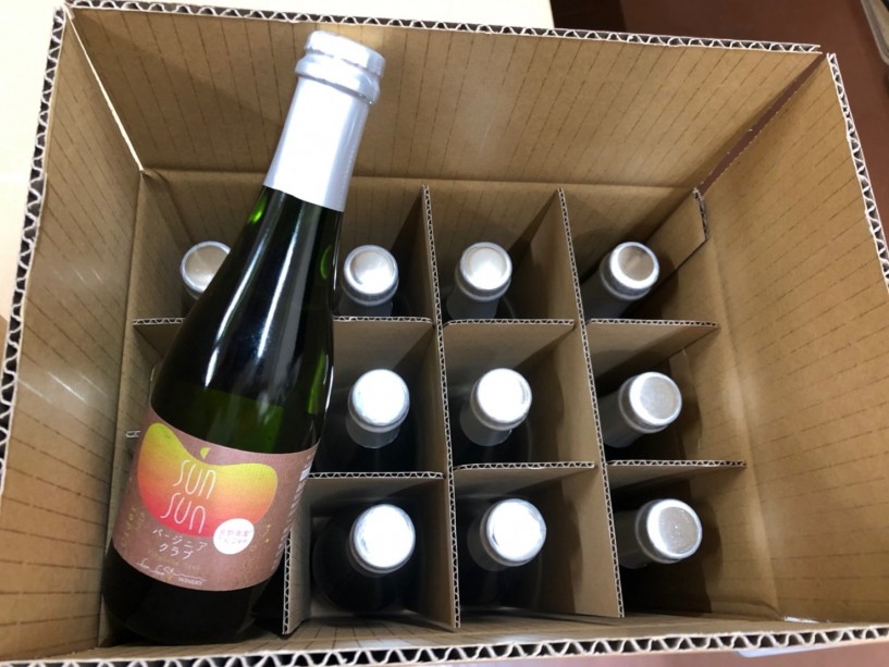 サンサンサイダー バージニアクラブ 2018 バージニア州原産のバージニアクラブというリンゴを１００ 使用し 樽で６か月熟成したサイダーです バージニアクラブというリンゴは姫リンゴの一種で 直径4cm程の小さいリンゴです アメリカではサイダー用品種として高い